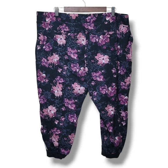 Torrid Capri Sweatpants, Plus Size 3 - Picture 2 of 5